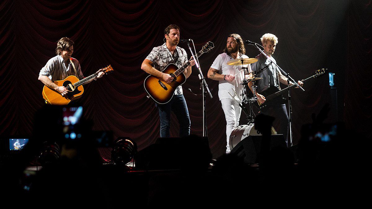 1200px-Kings_Of_Leon_-_Sheffield_Arena_-_Saturday_10th_June_2017_KOLSheffield100617-21_(34869652730).webp